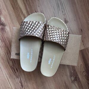 Melissa + Y/Project Court Slide – Gold – Size 9 (EU 39)